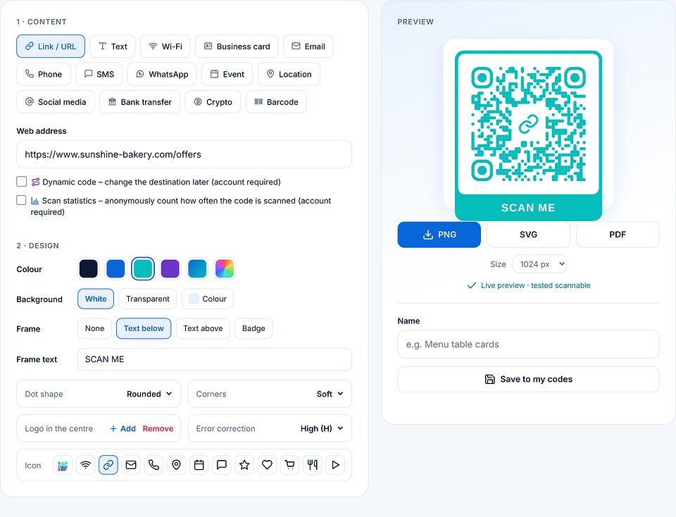 صفحة الإنشاء: عنوان موقع مُدخل، لون أزرق مخضر، إطار «نص بالأسفل» مع SCAN ME ورمز رابط في الوسط؛ وعلى اليمين المعاينة مع أزرار تنزيل PNG وSVG وPDF.